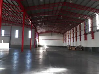 Excelente galpón en alquiler foto 1