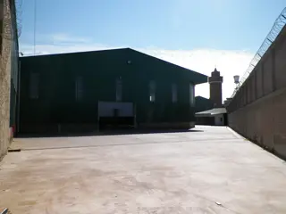 Excelente galpón en alquiler foto 3