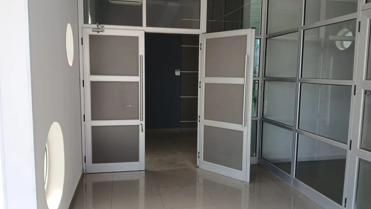 ALQUILER LOCAL 120 M2 EN CIRCUNVALACION NORTE foto 2