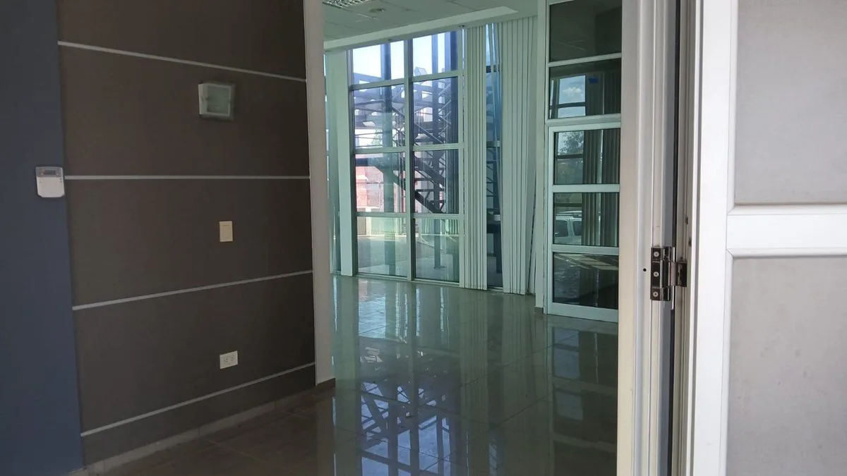 ALQUILER LOCAL 120 M2 EN CIRCUNVALACION NORTE foto 3