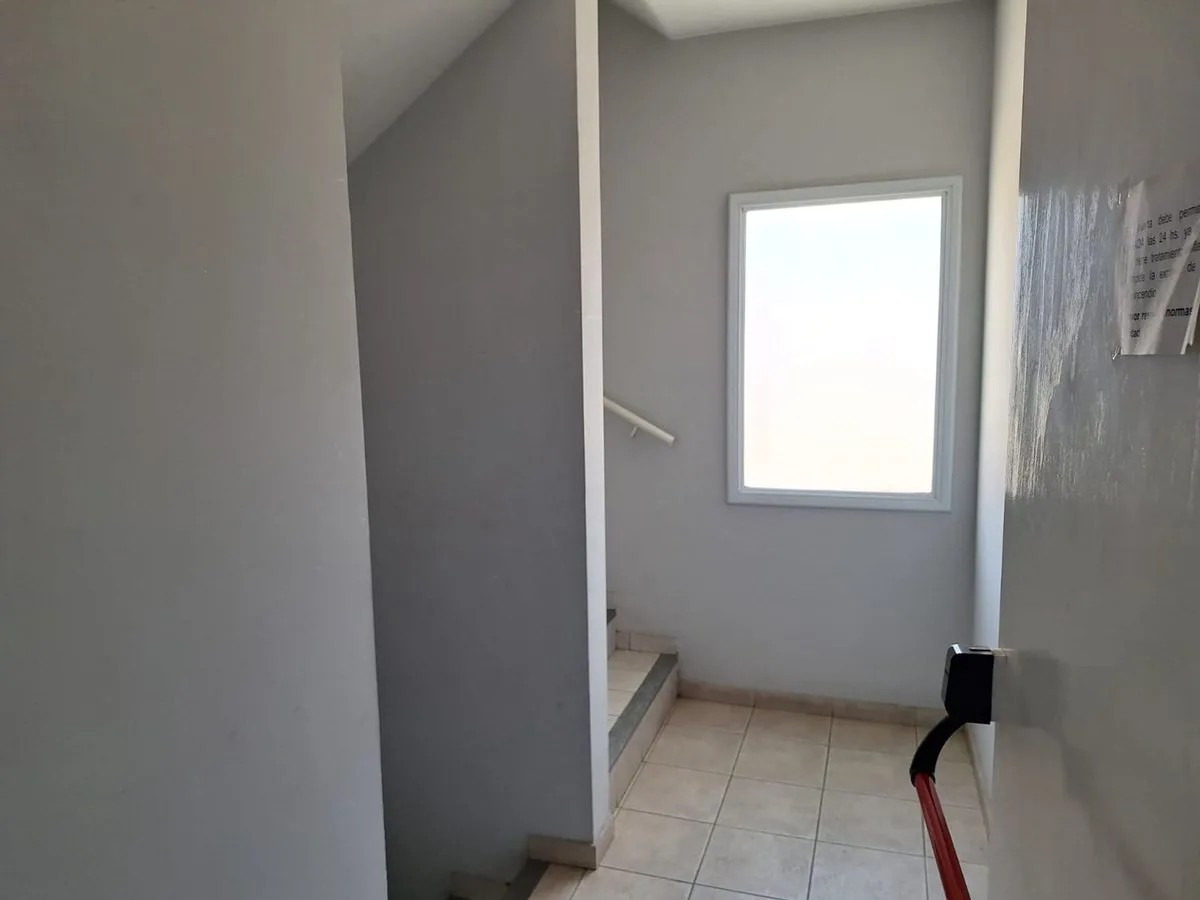 VENTA SEMIPISO 2 DORMITORIOS CENTRICO C/COCHERA foto 3