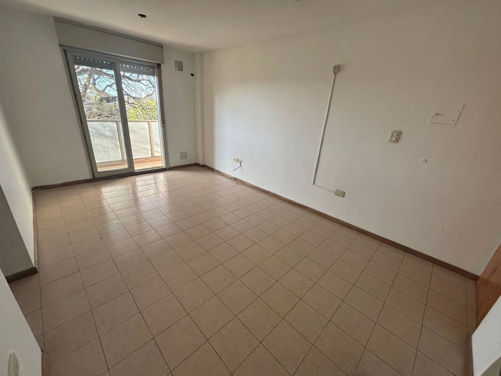 DEPARTAMENTO DE 3 DORMITORIOS CON COCHERA SOBRE BV foto 4