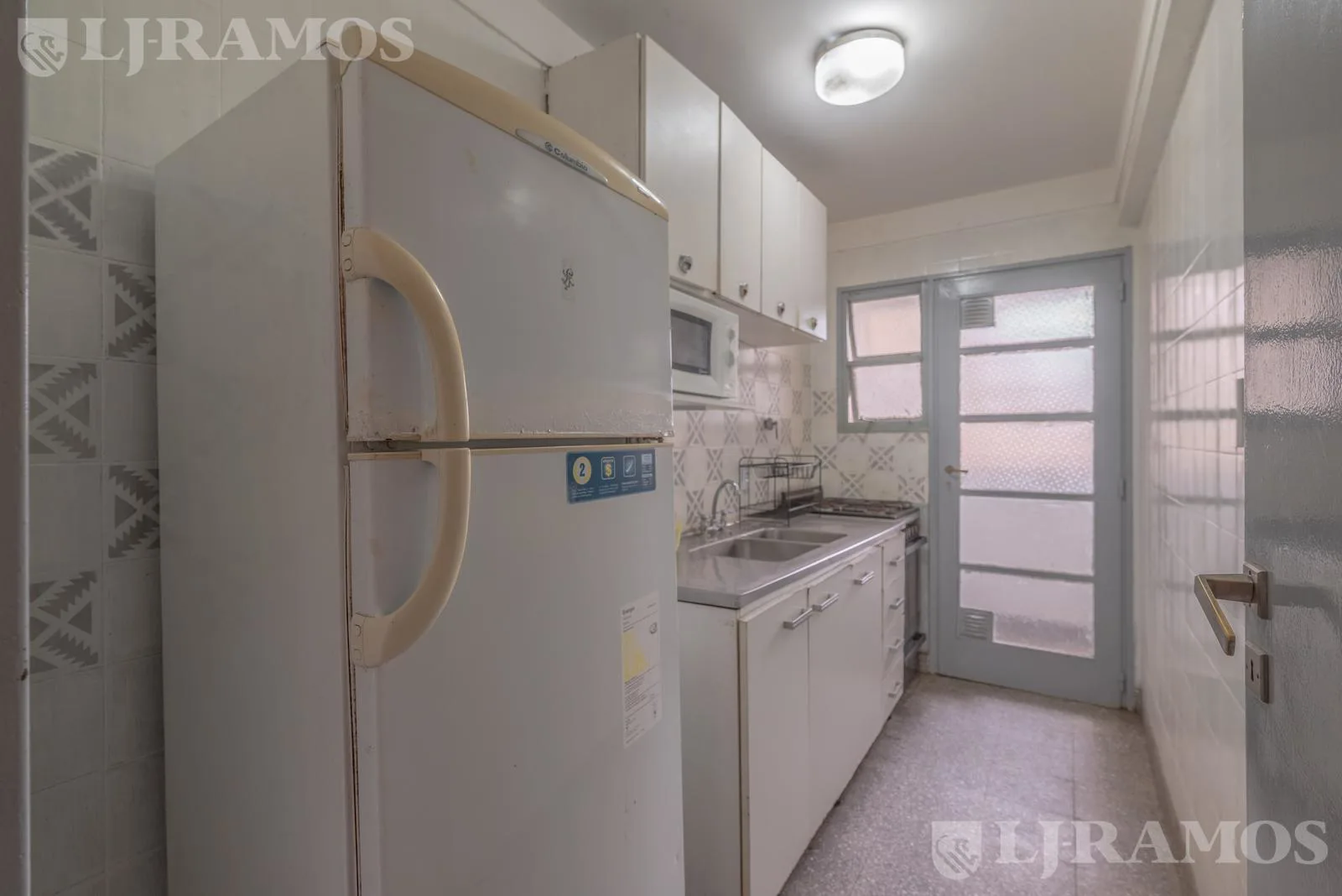 Venta-2 ambientes con GRAN terraza propia – Cocina independiente – Oportunidad única foto 3