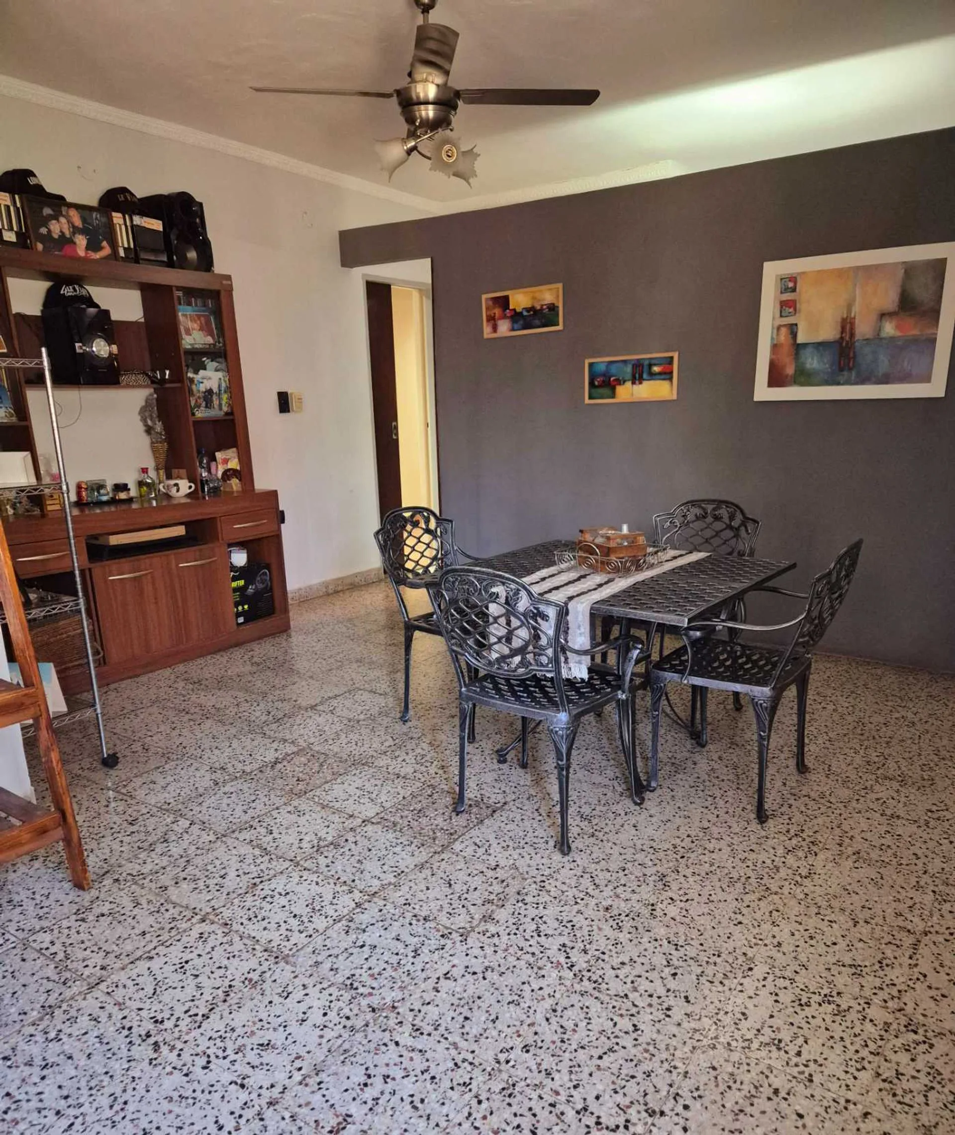 VENTA CASA 6 AMBIENTES +PILETA+JARDIN+COCHERAS foto 2