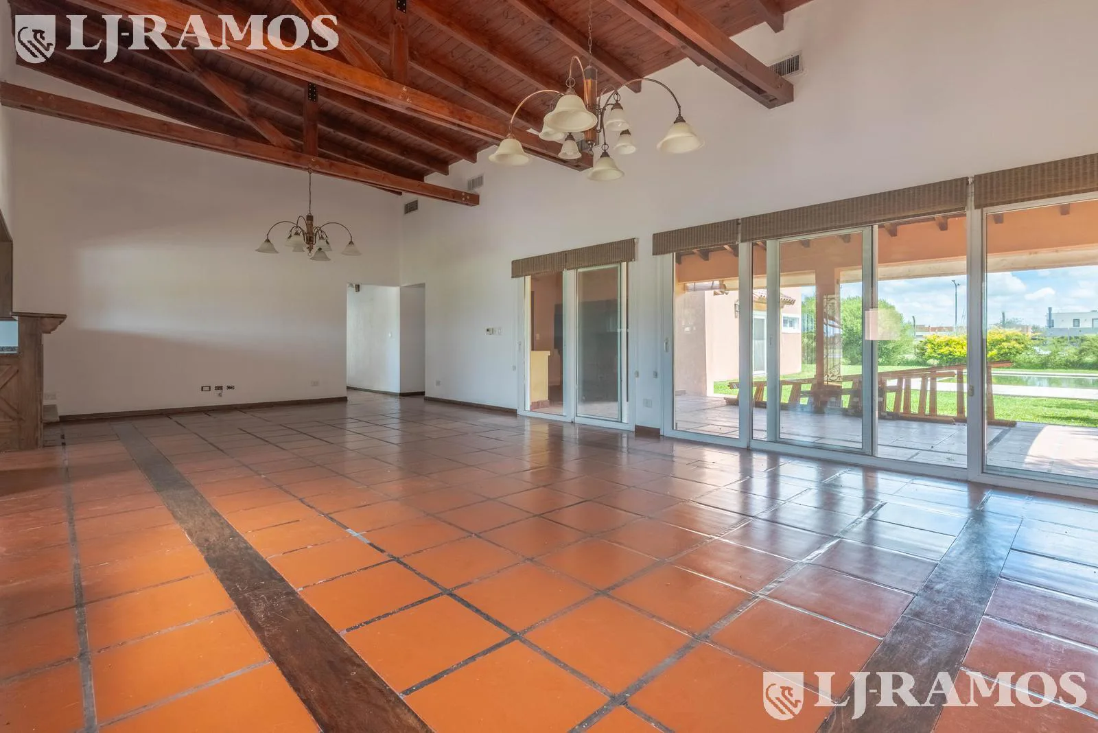 Casa en Venta con renta San Sebastián A1 oportunidad MB no credito foto 3