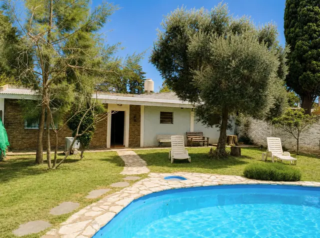 CASA 2 AMB EN VENTA EN GONZALEZ CATAN APTA CREDITO