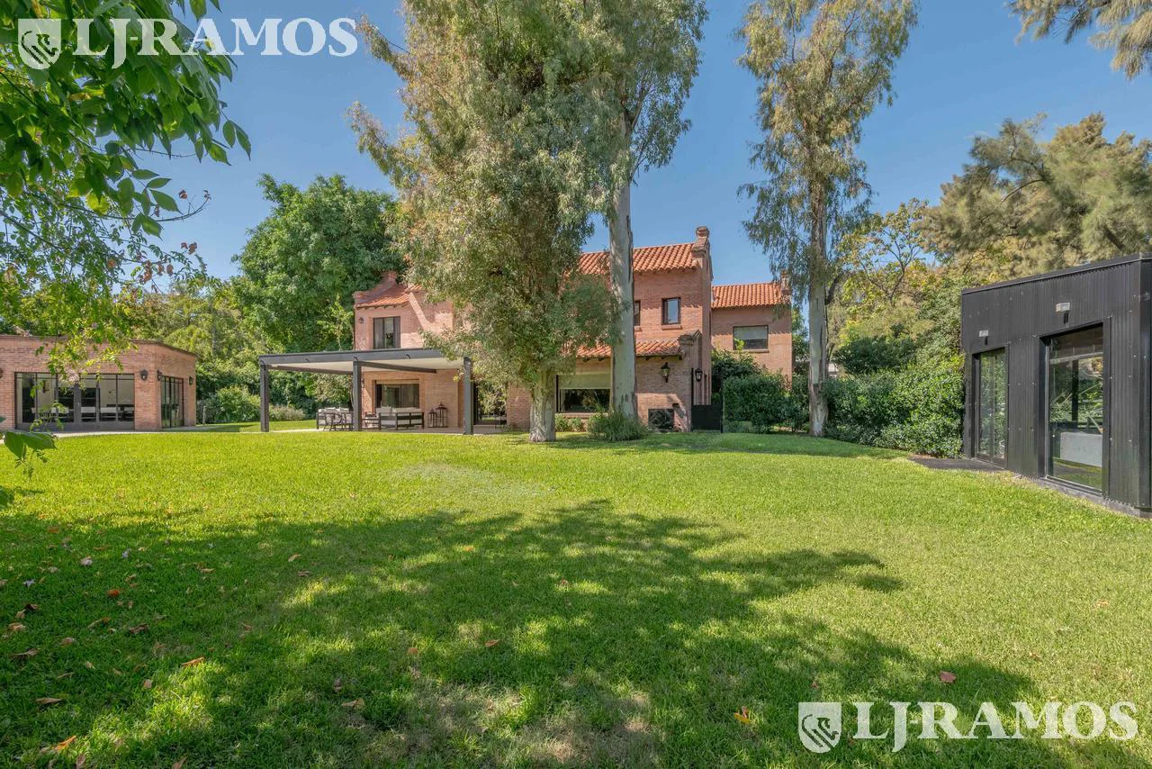 ESPECTACULAR casa con 3 suite, sobre lote de 1.800 m2 en el barrio Las Casuarinas - San Isidro. foto 2