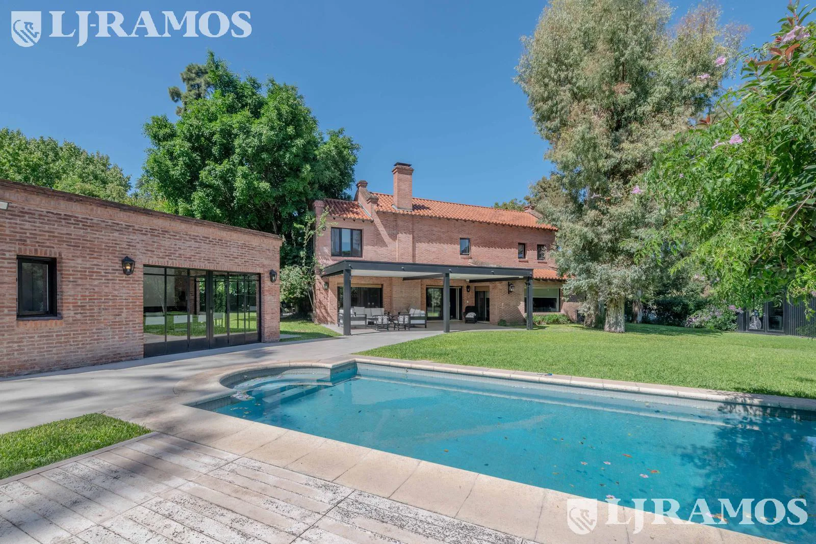 ESPECTACULAR casa con 3 suite, sobre lote de 1.800 m2 en el barrio Las Casuarinas - San Isidro. foto 3