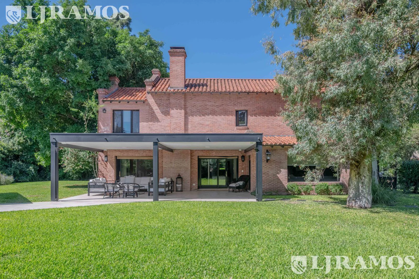 ESPECTACULAR casa con 3 suite, sobre lote de 1.800 m2 en el barrio Las Casuarinas - San Isidro. foto 4