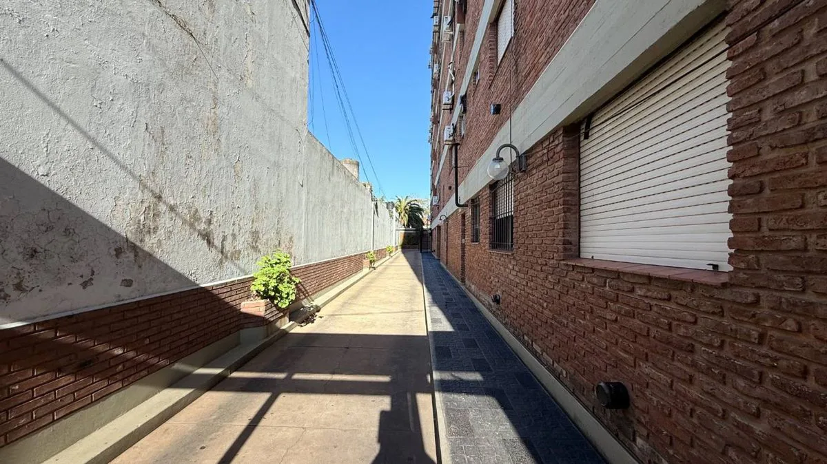 Cochera en venta en La Plata portón automatizado foto 5