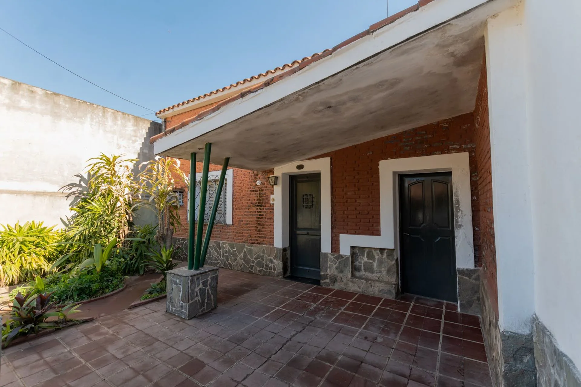 Casa de 3 dormitorios con patio. Apta crédito foto 2