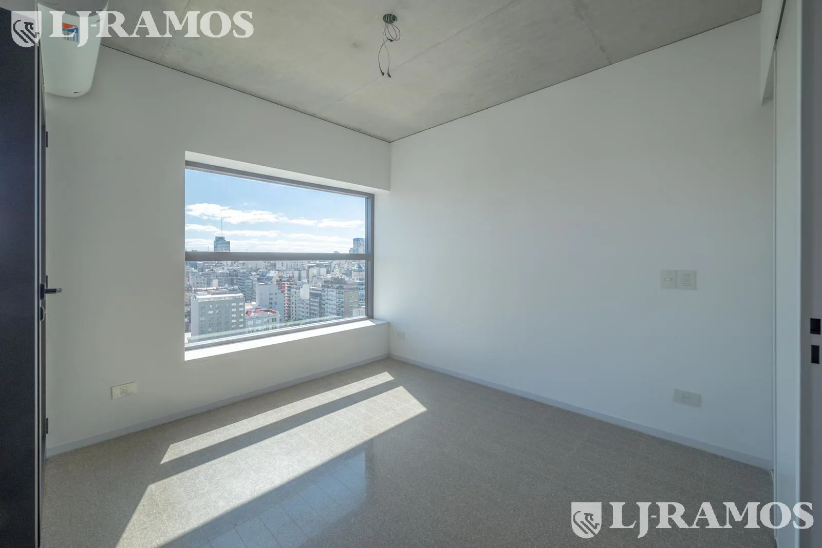 1 ambiente Torre Huergo - piso alto - muy luminoso foto 4
