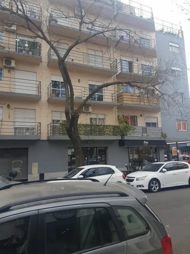 ALQUILER: 3 amb. al frente sobre la calle Palmar y Av Lisandro de la Torre. Bajas expensas. Amueblado
