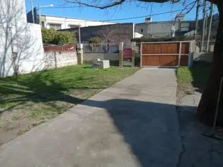 EXCELENTE UBICACIÓN. PROPIEDAD APTA PARA TALLER O DEPOSITO foto 2