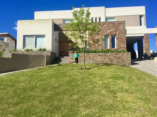 Sofitel Reserva Cardales. Espectacular casa de 4 dorm mas dep. Lote alteado de mil metros. Terminaciones de excelencia.  VEA EL RECORRIDO DE REALIDAD