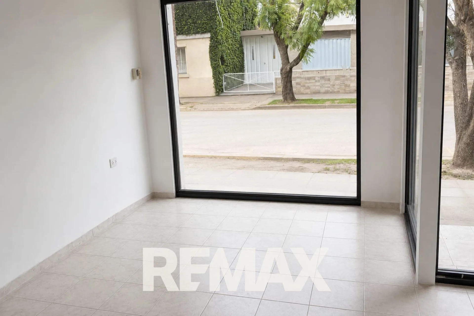 Venta de dos locales comerciales en Firmat foto 4