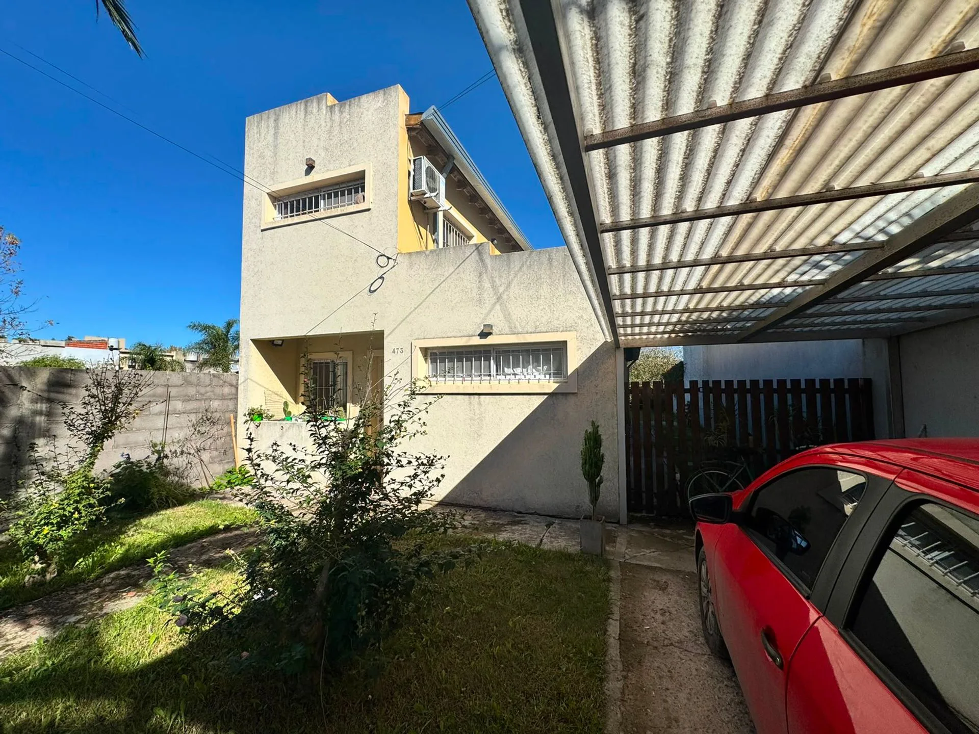 CASA EN VENTA 3 DORMITORIOS CON JARDIN Y COCHERA foto 2