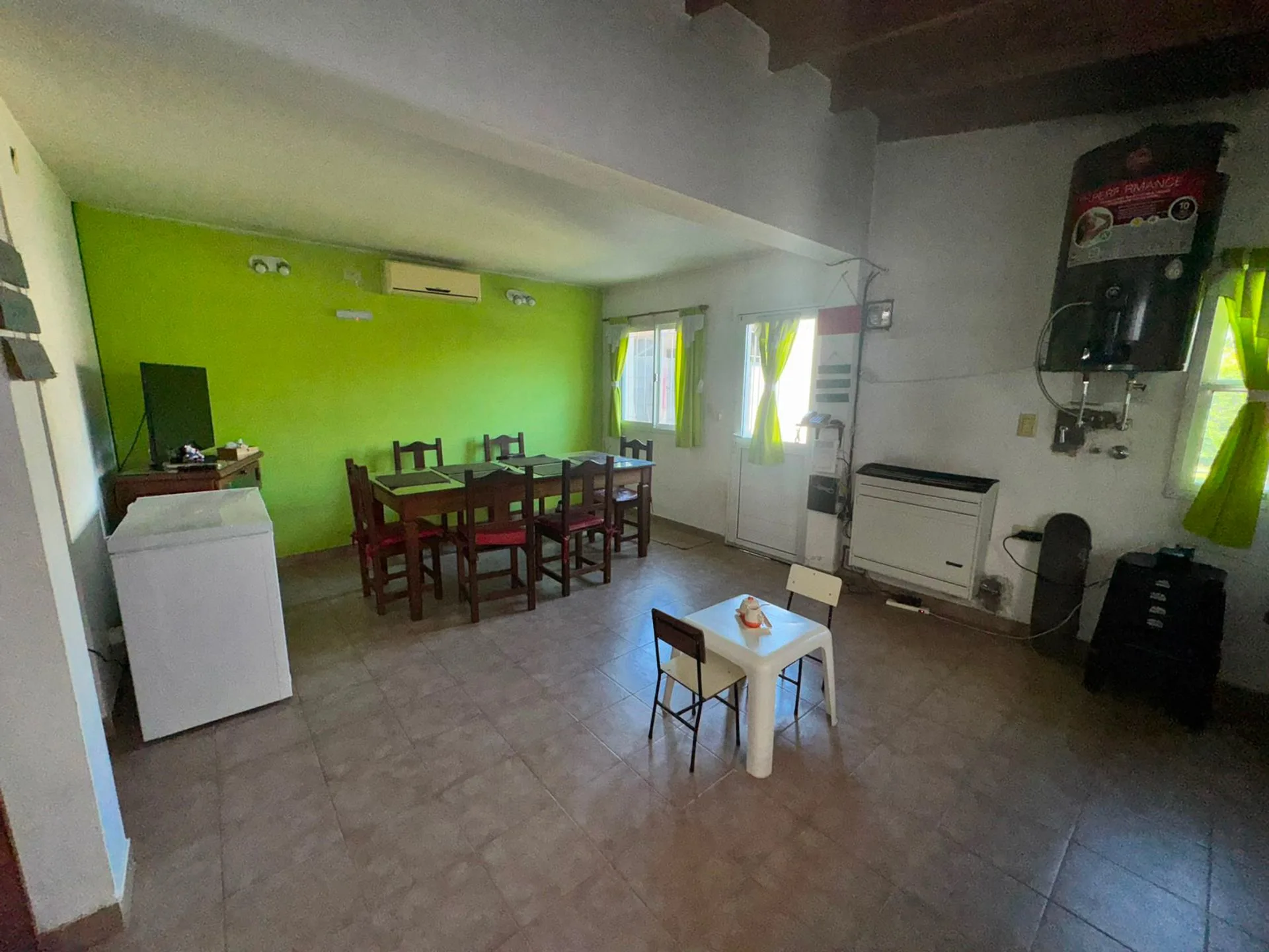 CASA EN VENTA 3 DORMITORIOS CON JARDIN Y COCHERA foto 3