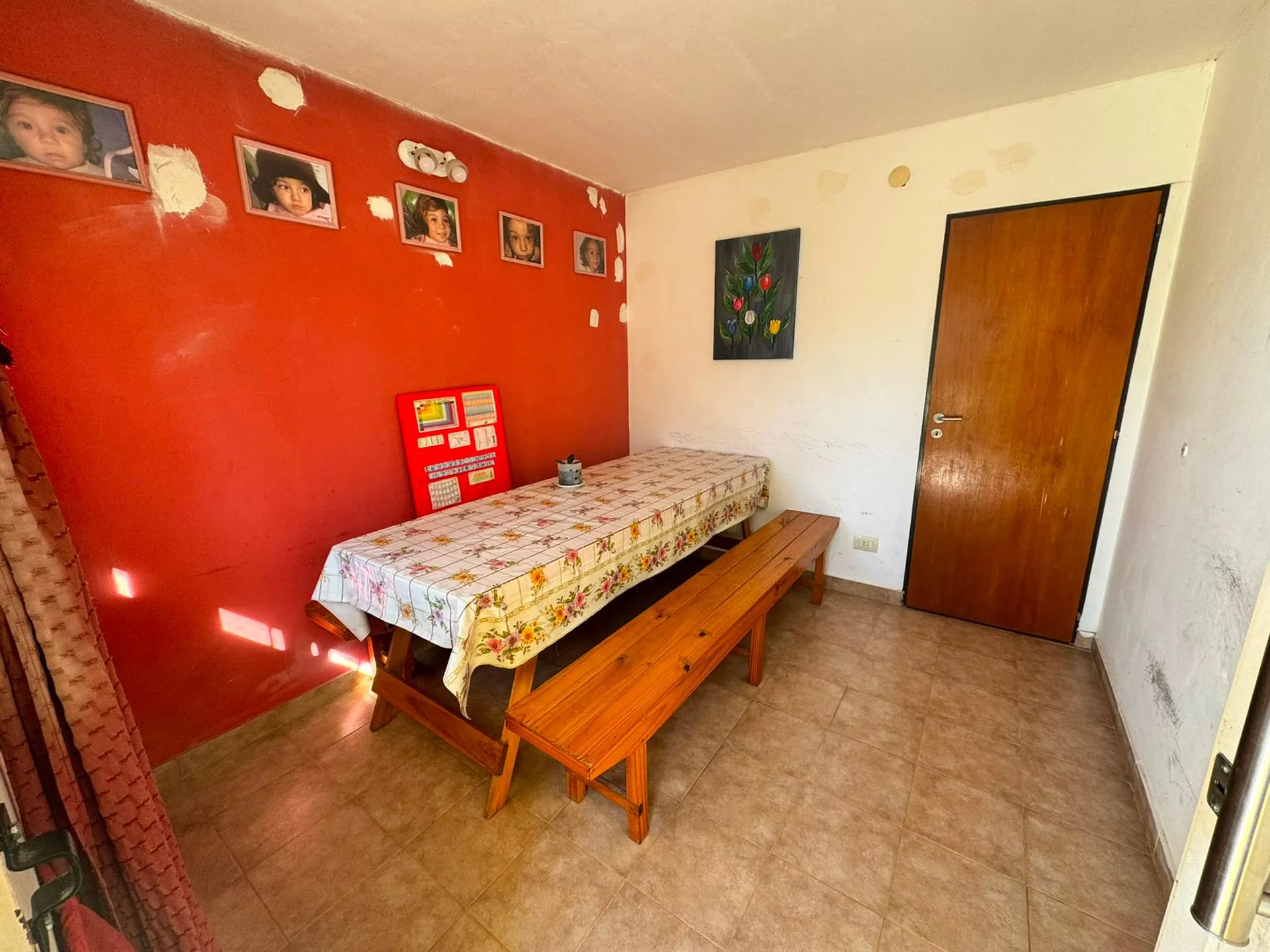 CASA EN VENTA 3 DORMITORIOS CON JARDIN Y COCHERA foto 4