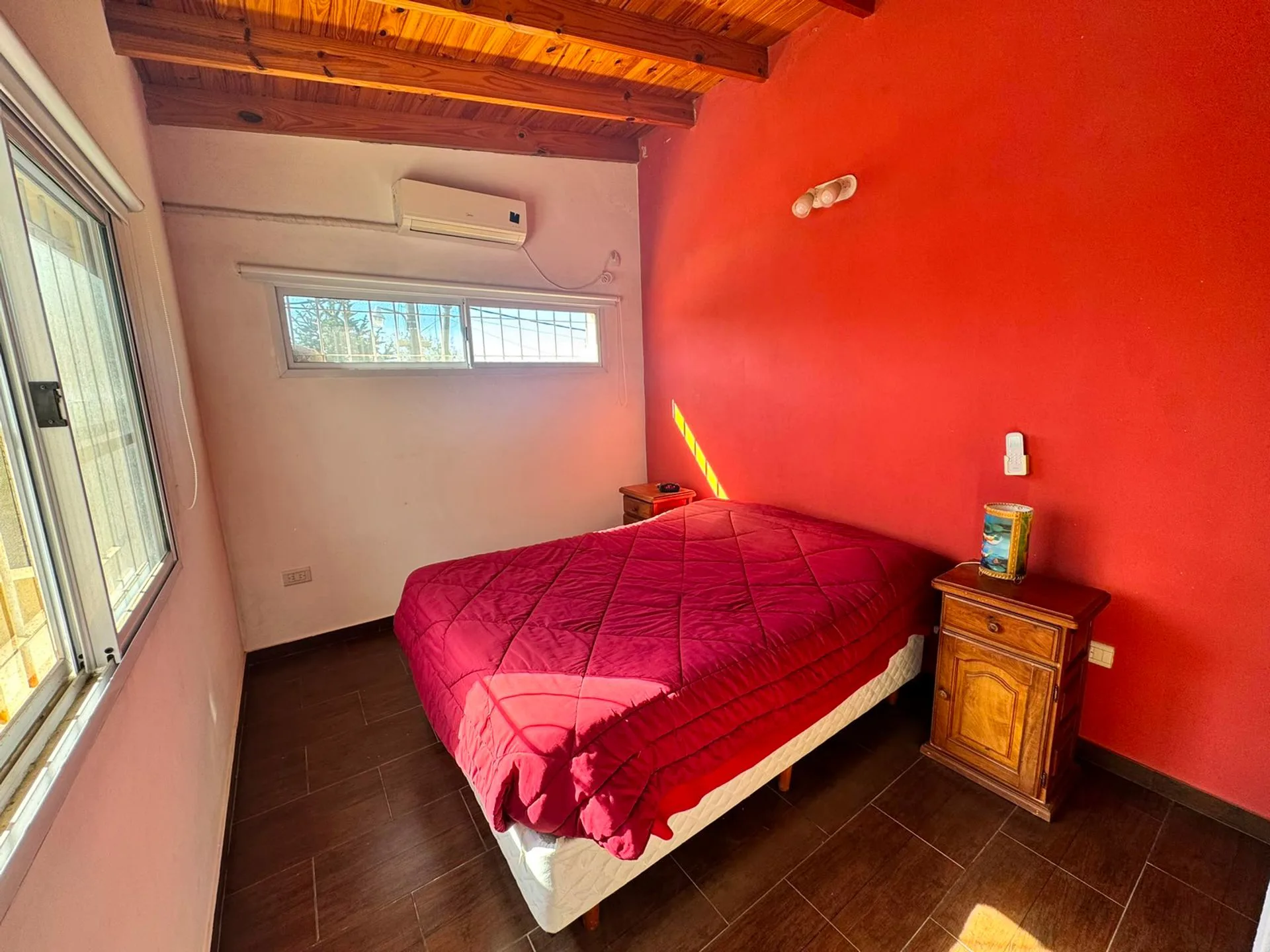 CASA EN VENTA 3 DORMITORIOS CON JARDIN Y COCHERA foto 5