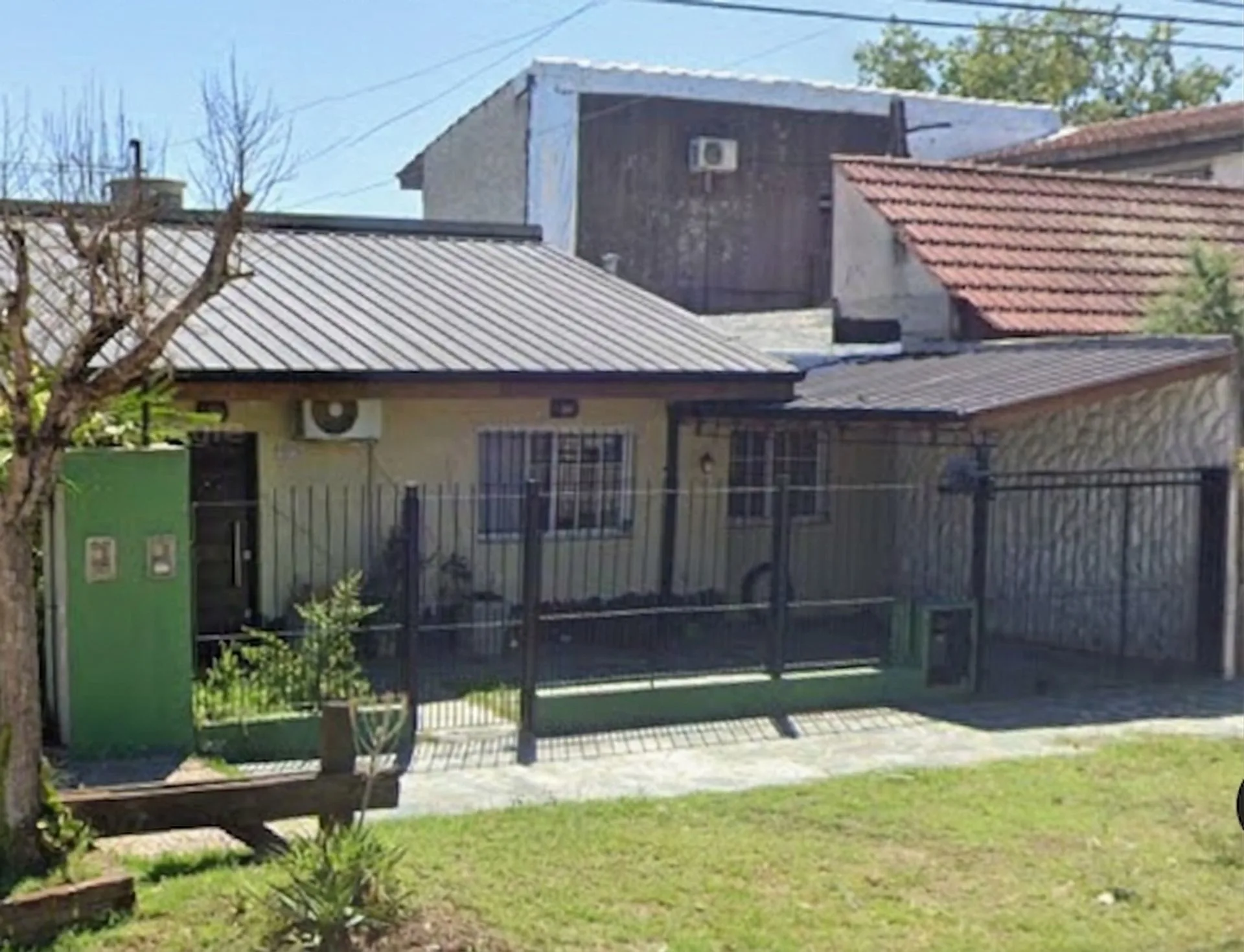 CASA CON PILETA EN VENTA EN MORENO foto 2