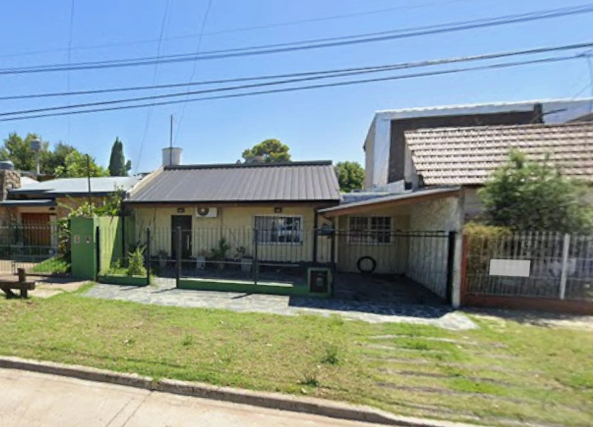 CASA CON PILETA EN VENTA EN MORENO foto 3