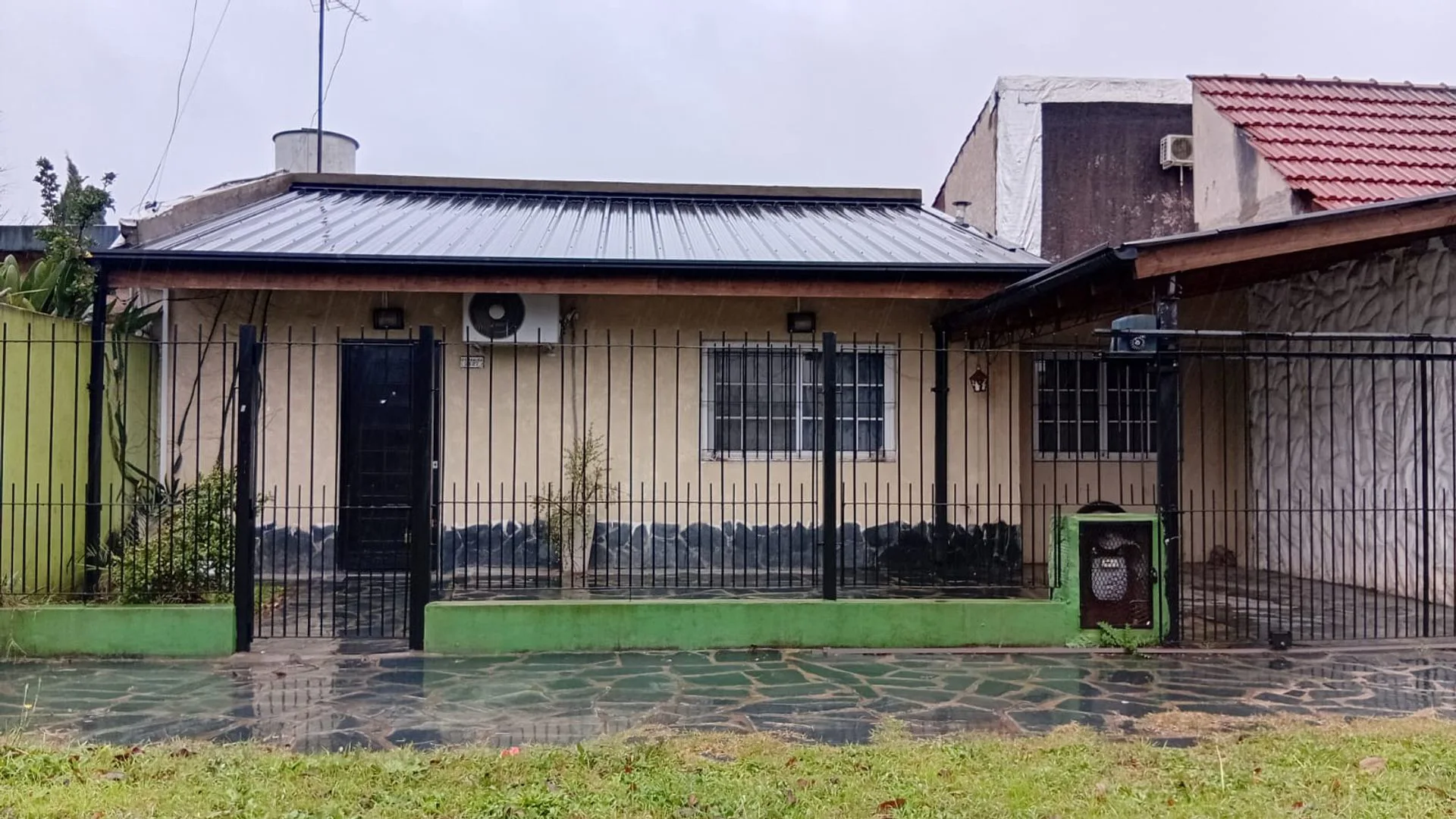 CASA CON PILETA EN VENTA EN MORENO foto 4