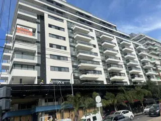 3 AMBIENTES CON COCHERA , BALCON A LA PLAZA , DOS BAÑOS COMPLETOS , DOS HABITACIONES , COCINA , LAVADERO foto 2