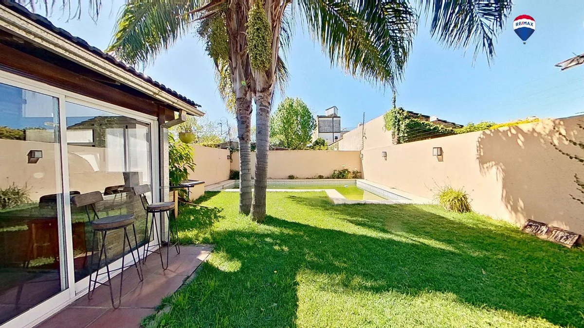 VENTA CASA 6 AMB EN ITUZAINGO CON JARDIN Y PISCINA