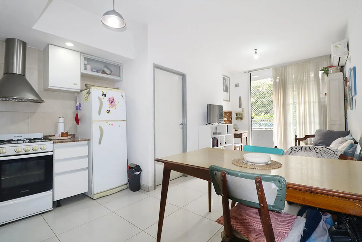 HERMOSO MONOAMBIENTE CON SUBDIVISION Y BALCON. foto 2