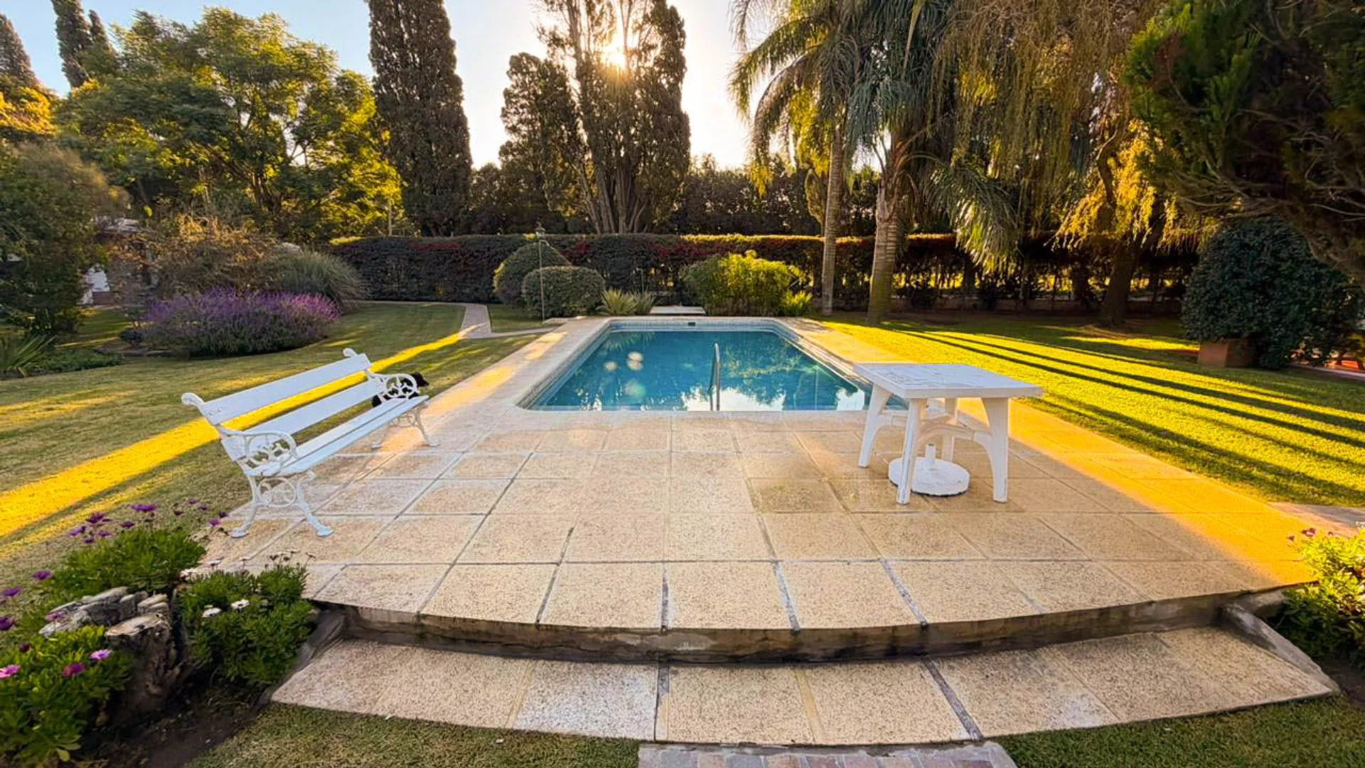 Se vende quinta c/imponente jardin en B° Los Pinos foto 2