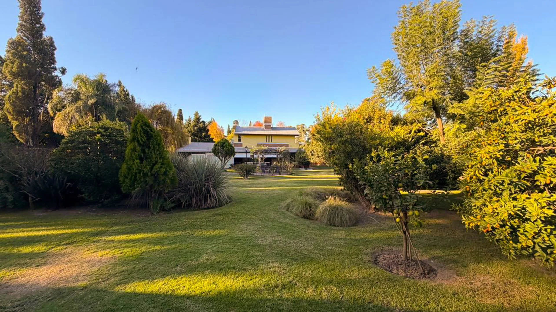 Se vende quinta c/imponente jardin en B° Los Pinos foto 3