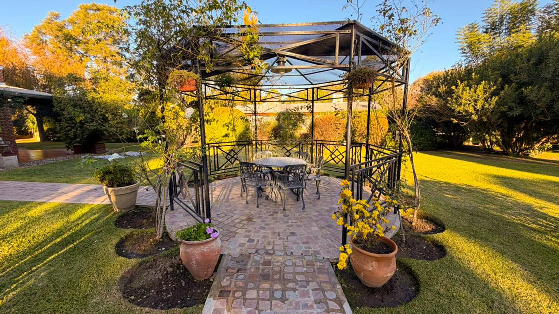 Se vende quinta c/imponente jardin en B° Los Pinos foto 4