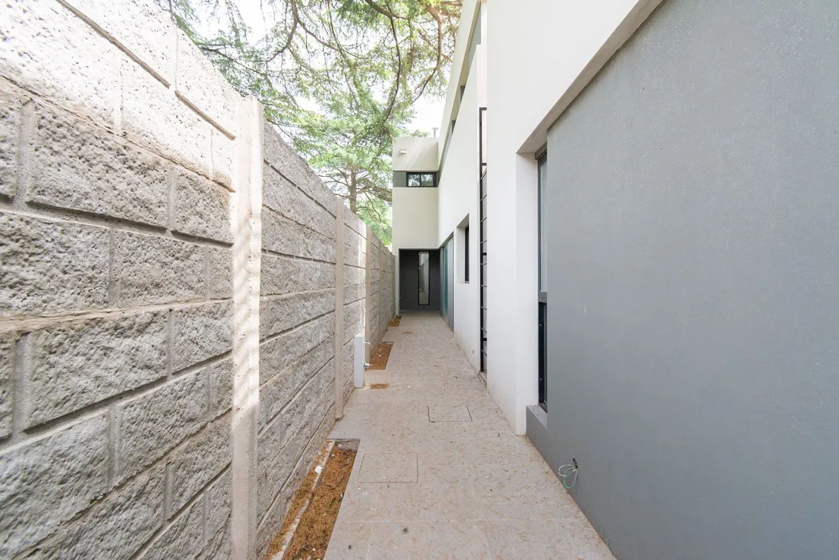 VENTA CASA TRES AMBIENTES PARQUE LELOIR A ESTRENAR foto 4
