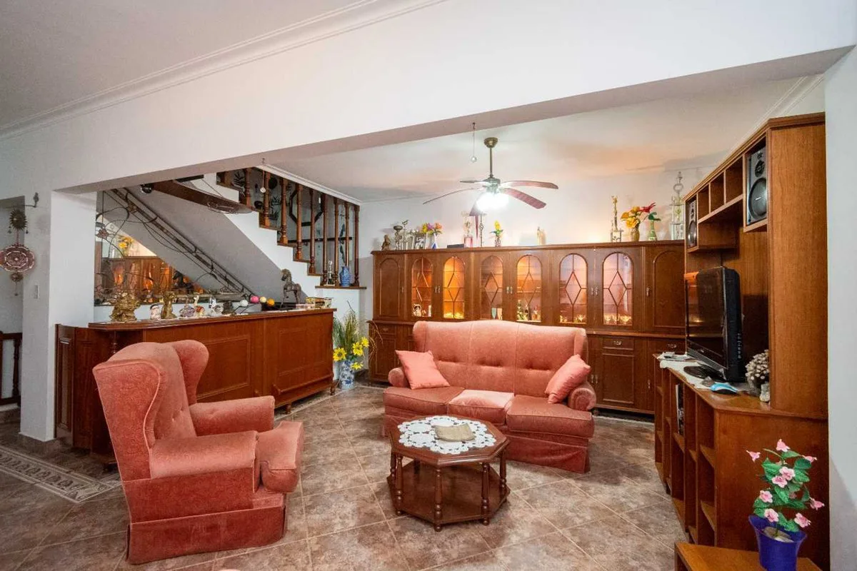 EXCLUSIVA CASA EN VENTA CON QUINCHO Y PILETA foto 2