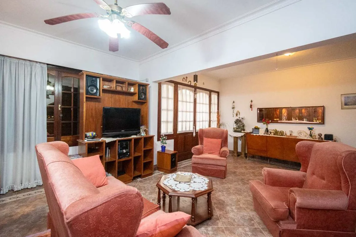 EXCLUSIVA CASA EN VENTA CON QUINCHO Y PILETA foto 3