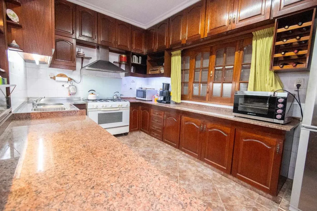 EXCLUSIVA CASA EN VENTA CON QUINCHO Y PILETA foto 5