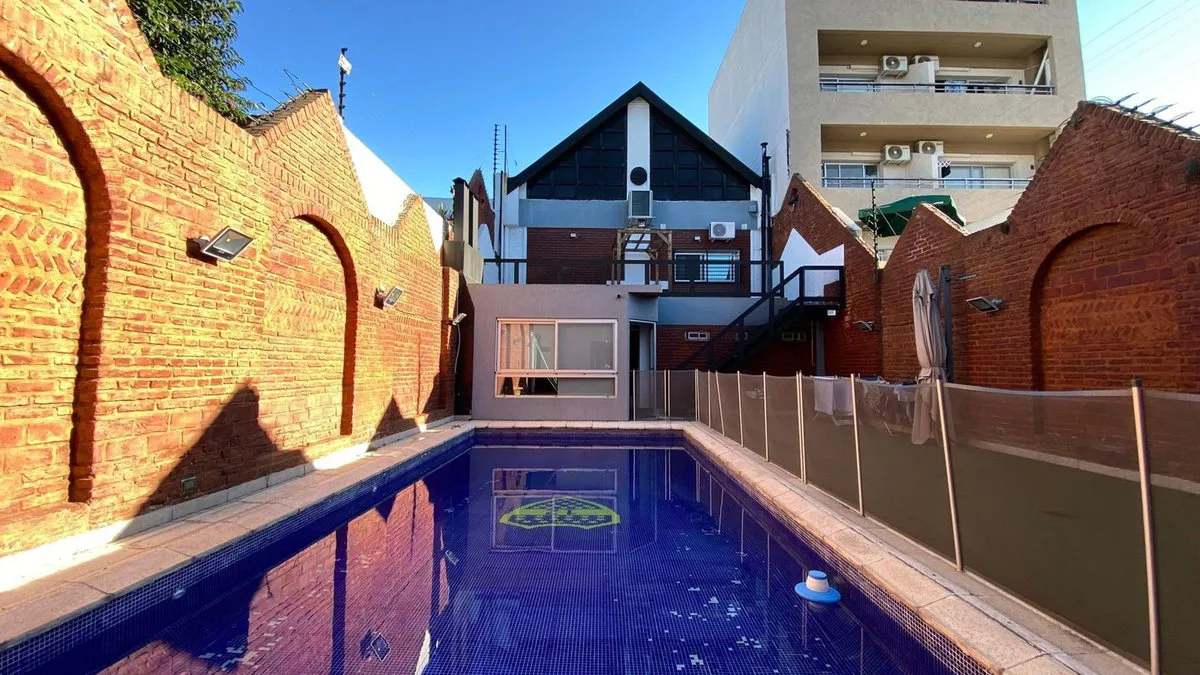 Venta Casa 5 Ambientes Villa Luro Cochera Pileta foto 3