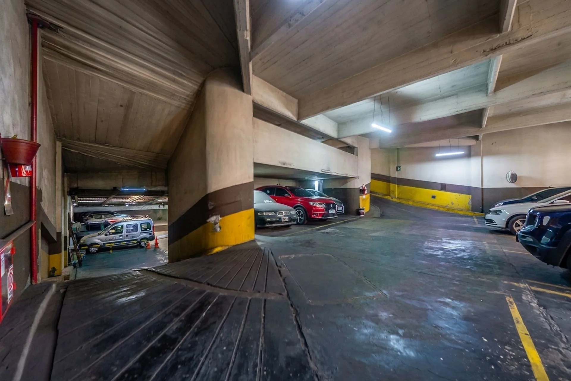 COCHERA Y BAULERA  EN VENTA EN BARRIO NORTE foto 5