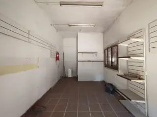 LOCAL DE 3 X 6 mts EN EXCELENTE ZONA COMERCIAL CON BAÑO Y CORTINA METÁLICA. foto 2