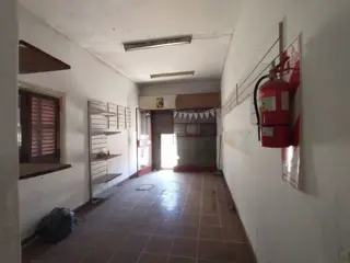 LOCAL DE 3 X 6 mts EN EXCELENTE ZONA COMERCIAL CON BAÑO Y CORTINA METÁLICA. foto 3