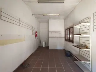 LOCAL DE 3 X 6 mts EN EXCELENTE ZONA COMERCIAL CON BAÑO Y CORTINA METÁLICA. foto 4
