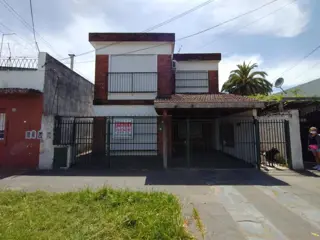 EXCELENTE CASA EN LOTE PROPIO CON 2 HABITACIONES, UN ESCRITORIO, 2 BAÑOS foto 1
