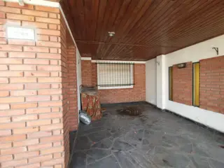 EXCELENTE CASA EN LOTE PROPIO CON 2 HABITACIONES, UN ESCRITORIO, 2 BAÑOS foto 2