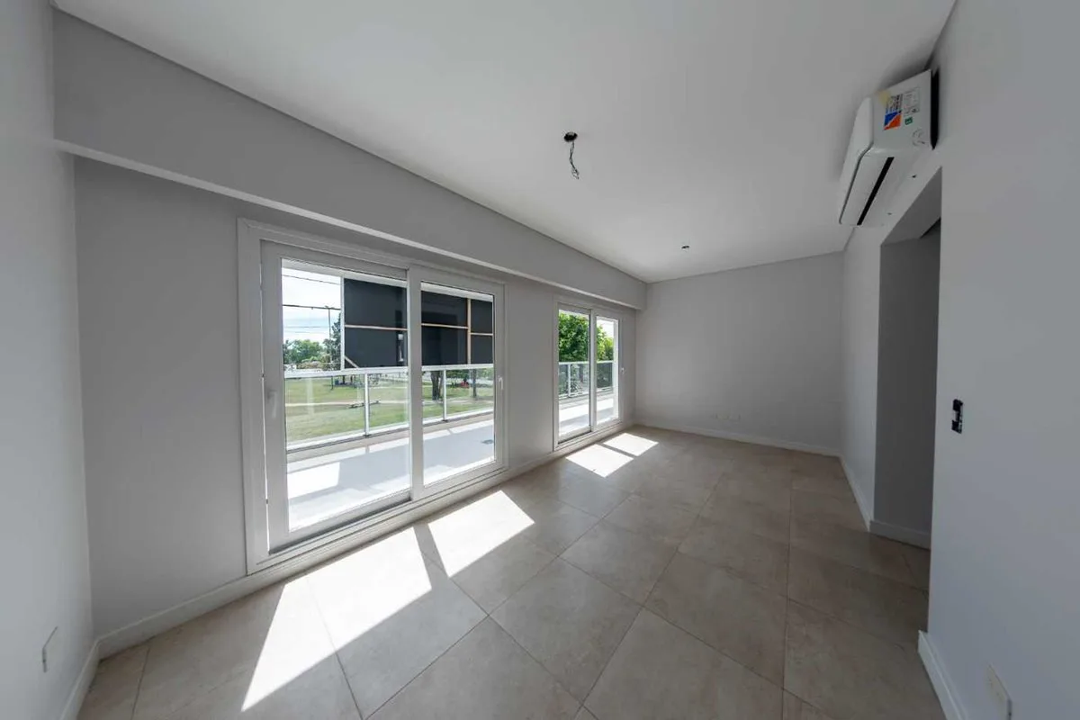 VENTA TRIPLEX A ESTRENAR C/ COCHERA EN BERAZATEGUI foto 2