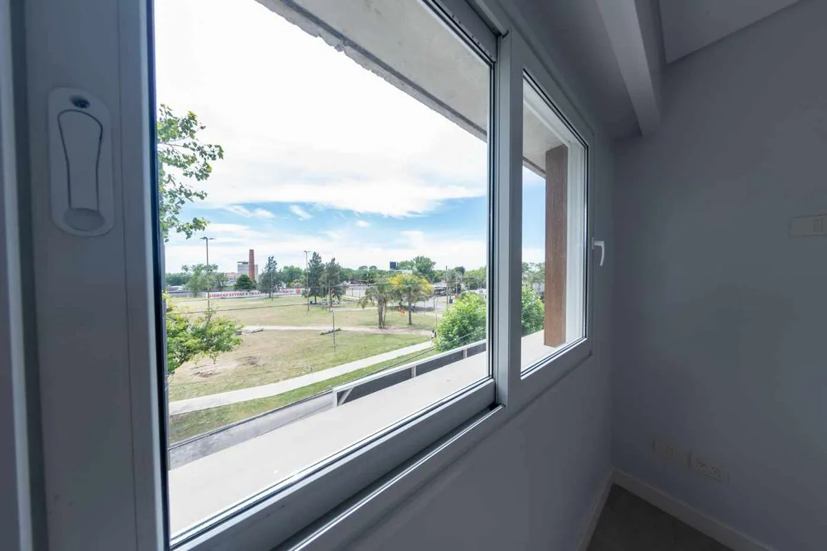 VENTA TRIPLEX A ESTRENAR C/ COCHERA EN BERAZATEGUI foto 3