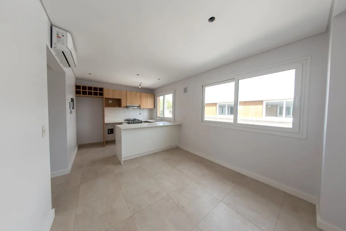 VENTA TRIPLEX A ESTRENAR C/ COCHERA EN BERAZATEGUI foto 5