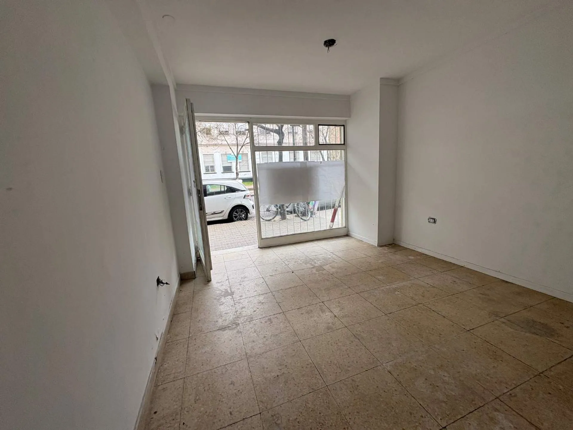 Local en venta en La Plata centro sobre calle 8 foto 5