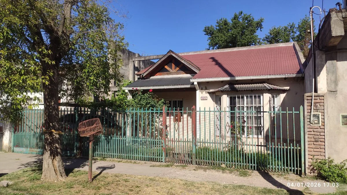Venta casa con oficina y galería semi cubierta foto 3