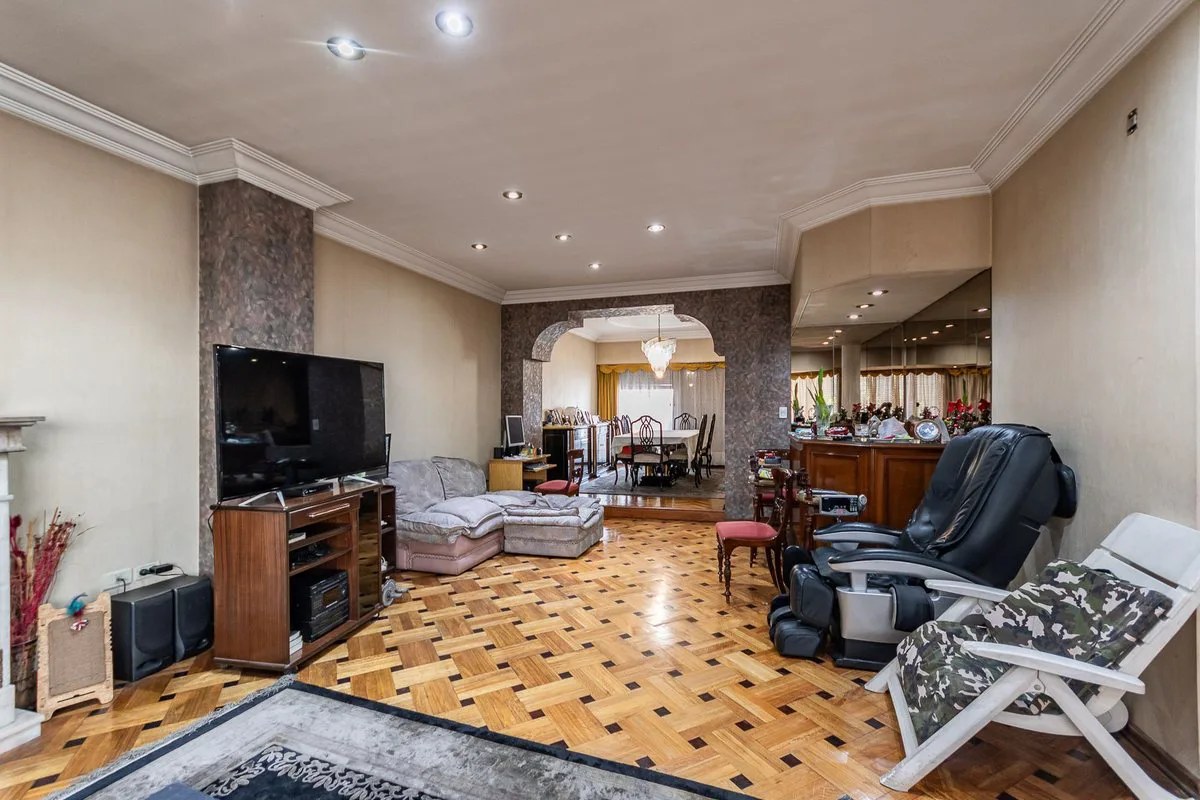 Casa 500 m² con jardín, pileta y cochera doble foto 2